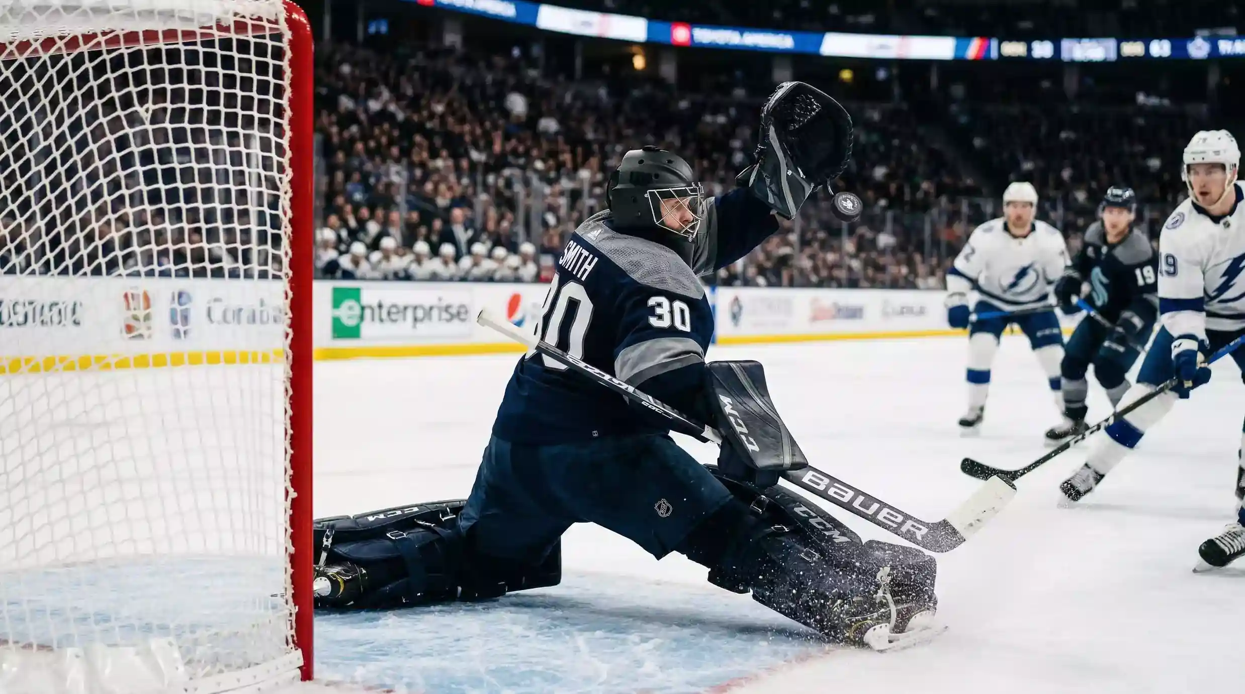 Portero de hockey sobre hielo en posición de bloqueo frente a la portería