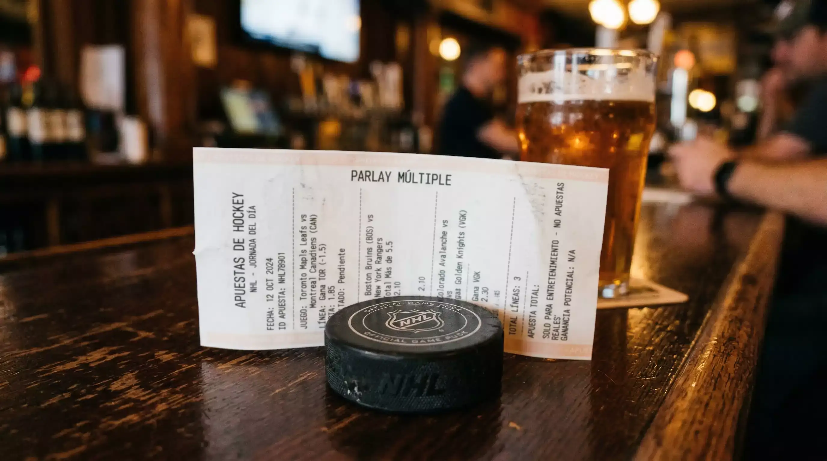 Ticket de apuesta con múltiples selecciones de hockey NHL sobre una mesa